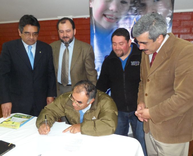 Escribiendo la Biblia Mapudungun a Mano